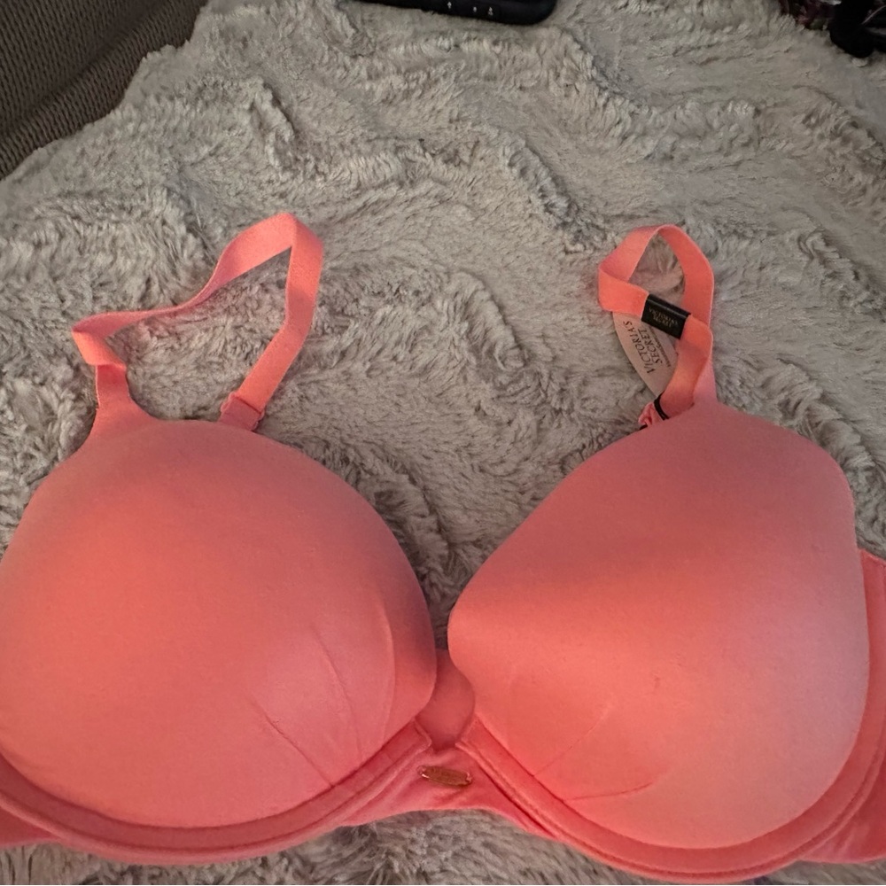 NWT VICTORIA’S SECRET PUSH UP BRA (32DD)